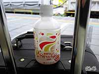 【サムネイル】青森リンゴ100%使用を謳うリンゴジュース。「青森の正直」のロゴは商工会認定商品の証しです。