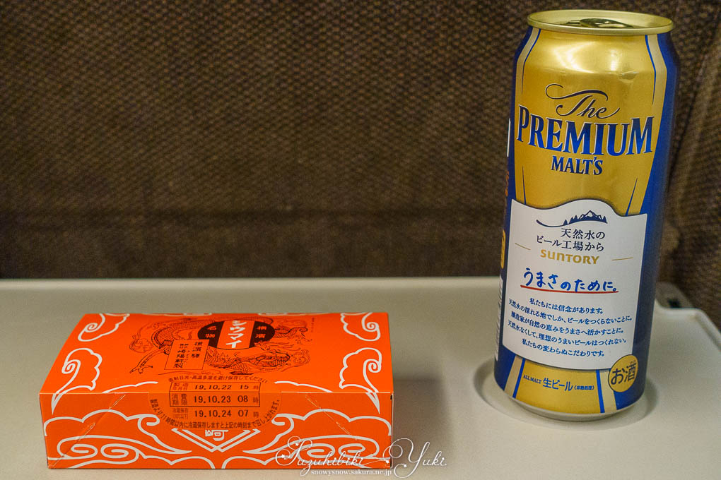 新幹線でビールとシュウマイで乾杯