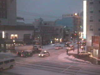 画像・写真：朝とあまり変わらない雪の多さ…（青森市）