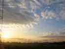 【サムネイル】 太陽が雲の隙間から昇ってくる写真