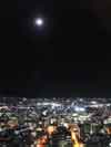 【写真】 満月と街の灯りが夜空を照らす [JPEG:600*800px:81kB]
