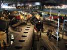 【サムネイル】 鉄道博物館ヒストリーゾーン1F全景写真。SLを中心にした放射状に電車が並ぶ [JPEG:800:600px:146kB]