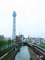 【サムネイル】 高さ400メートルの東京スカイツリー。周りのビルの3倍の高さになりました。