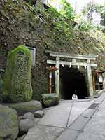 【サムネイル】「おいで」とも「来るな」とも言っているように見える、神社へ向かう洞窟と、その前に立つ鳥居。