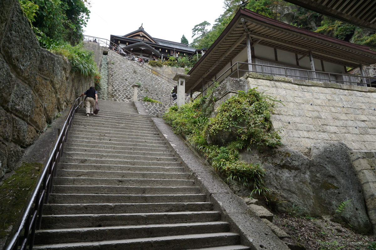 【写真】階段とお寺。階段の上に見えるのは奥の院ではなく途中にあるお寺。