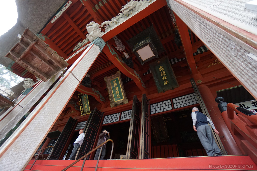 【写真】拝殿。高低差2mはある階段を上ると、3柱の神それぞれに賽銭箱などがおいてある。茅葺きの厚みは1mはありそう。