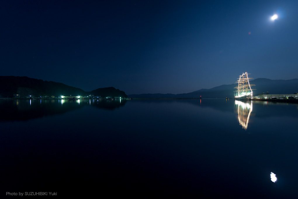 静かな宮古港に浮かぶ日本丸と満月