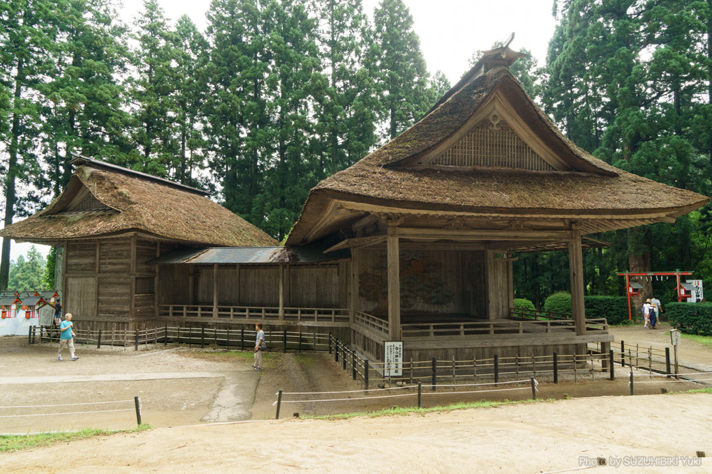 白山神社（岩手県平泉町）の能舞台　自然の中に溶け込む能舞台