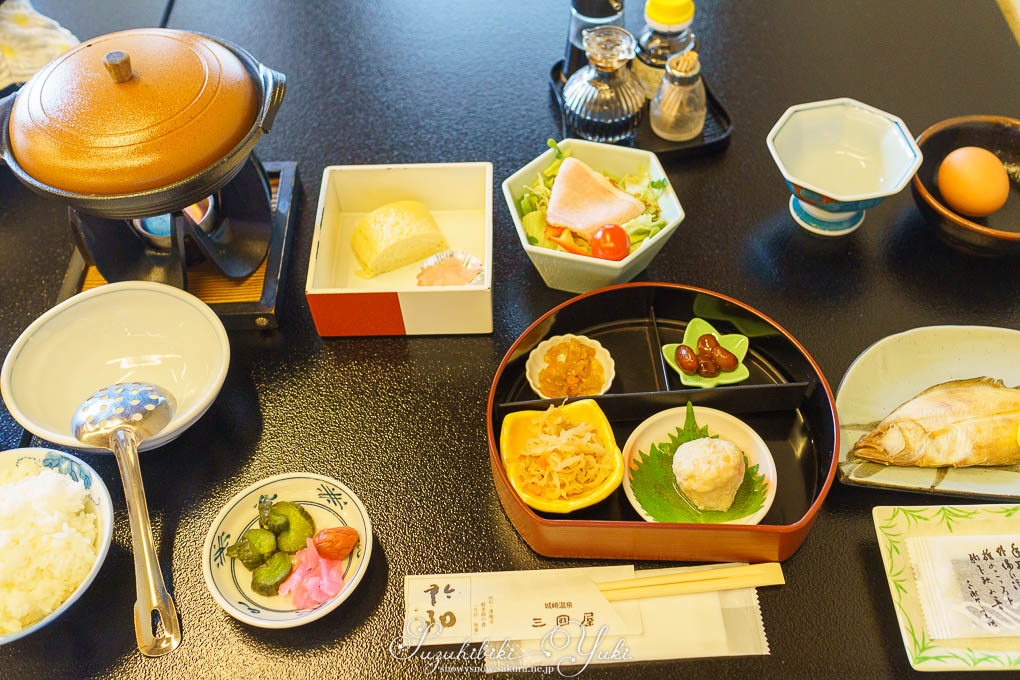米、魚、湯豆腐、漬物、練り物、煮物、ザ・日本の朝食