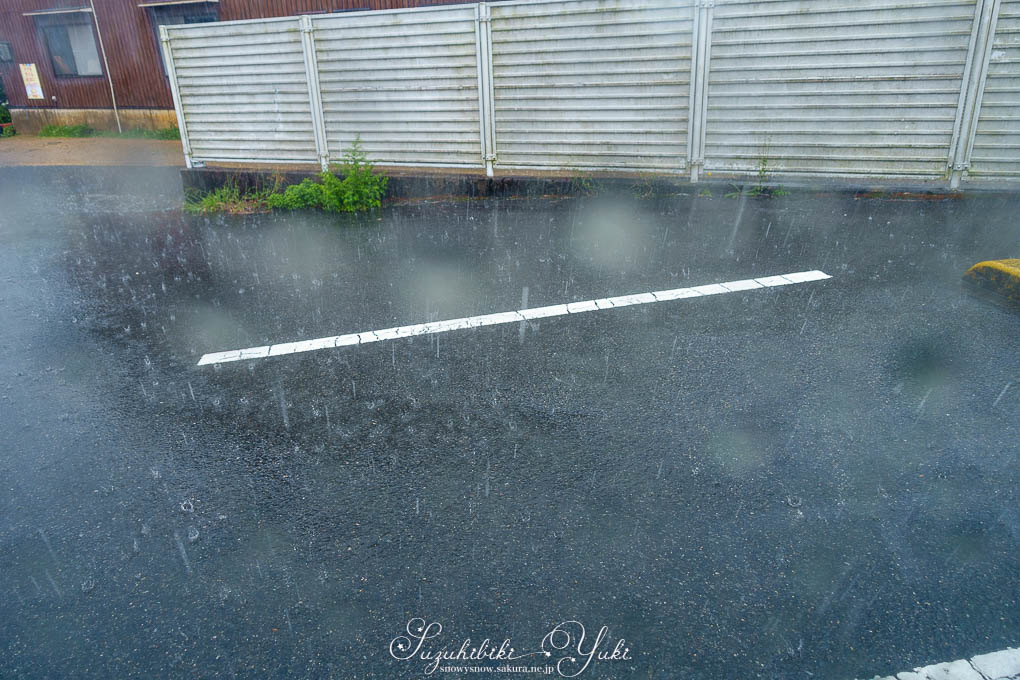 駐車場に降り注ぐ雹混じりの大雨。