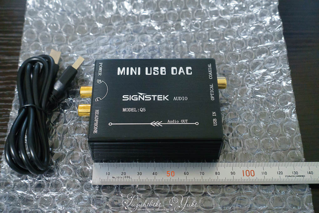 Signstek Audio USB-DAC（8×6cm程度の小さい黒い機体とUSBケーブルだけのシンプルな製品）